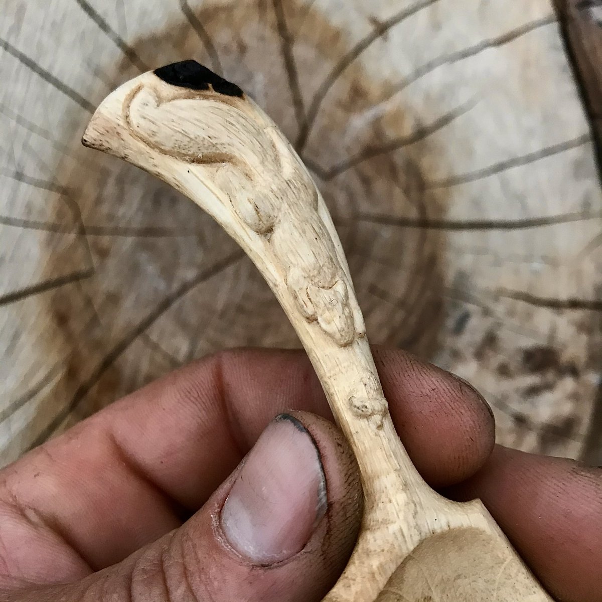 Squirrel themed spoon carved from a fallen bent oak branch collected on the floor of the #NewForrest. Sad to think he’ll never get the acorn 🐿 
Available at: carveryn.com/shop
#woodcarving #Handmade #shopearly #shopindie