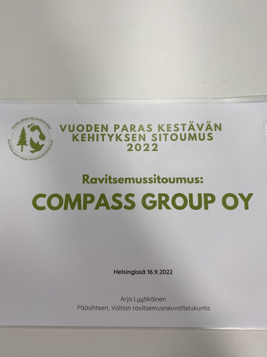 LeilaFogelholm's tweet photo. Vähän koruton kuva, mutta hienoa oli ottaa vastaan palkinto ja tunnustus tärkeästä työstä. Kiitos kuuluu koko tuotekehityksellemme👍 #ravitsemusitoumus #compassgroupfinland #meidäncompass https://t.co/sfJk4uvU0N
