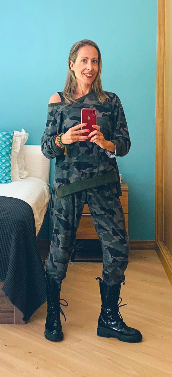 A través de la ropa muchas veces manifiesto mi estado de ánimo/predisposición a algo.#Oncoutfit que lleve a mi 1a sesión de #radioterapia. Hacia 3 semanas que sabía que tenía cáncer. En radio fliparon, la loca del día. Soy Ana. Tengo miedo y vengo a curarme… #cancer #yomecuro