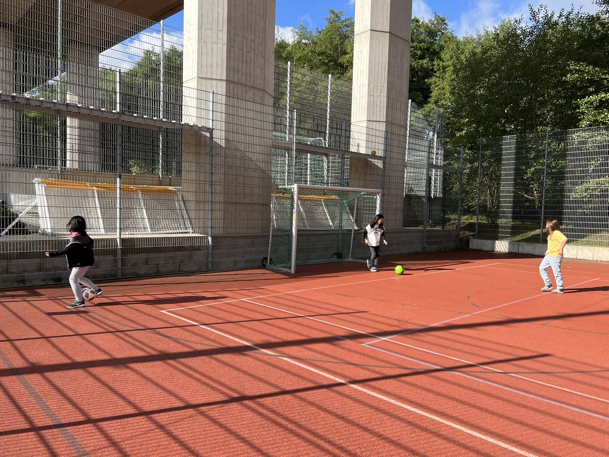 GillKoe's tweet photo. How does your school encourage more girls to participate in sports? Here @FIS_School we’re trying to offer a space for girls to try sports at recess #weknowourplace #girlsinsport #choicesforlife https://t.co/Xkt0WG26od