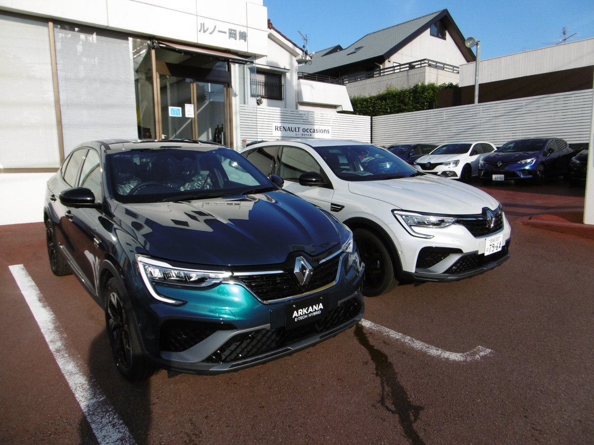 renault_okazaki's tweet photo. 【３連休は３連勤】月曜定休ですが祝日なので営業です(月曜はショールームのみ)。
アルカナのブルー・ザンジバルM、土曜13時で嫁ぎます。見たい方はお早めに！
3連日とも全試乗車あり。ルーテシアとキャプチャーを10月の値上げ前に確保しましょー。
台風接近中、皆様ご注意を！ https://t.co/QHTx1rC8Fl