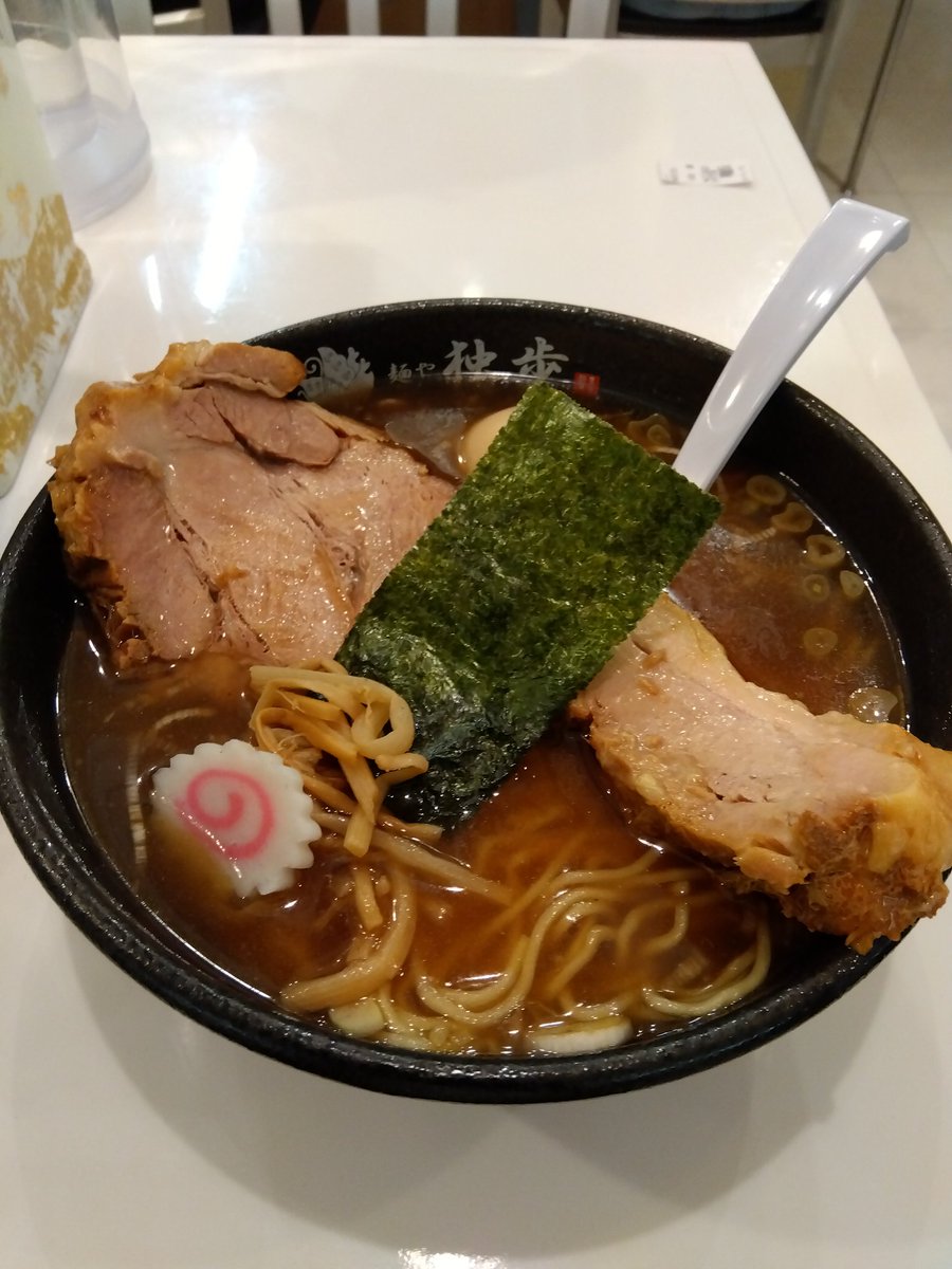 moca2202's tweet photo. 本日の一杯
[生姜醤油の肉そば(秋限定)]
麺や 独歩 立川店 ＠立川

5ヶ月ぶり、2回目の訪店。チャーシューが140ｇなので、麺小盛りにして代わりに味玉を。小盛りでも普通のラーメンと同じ位の量なので、お腹いっぱいになりました。生姜が効いていて美味しかったです。ご馳走さまでした。

＃ラーメン https://t.co/rR3R6Vd9pL
