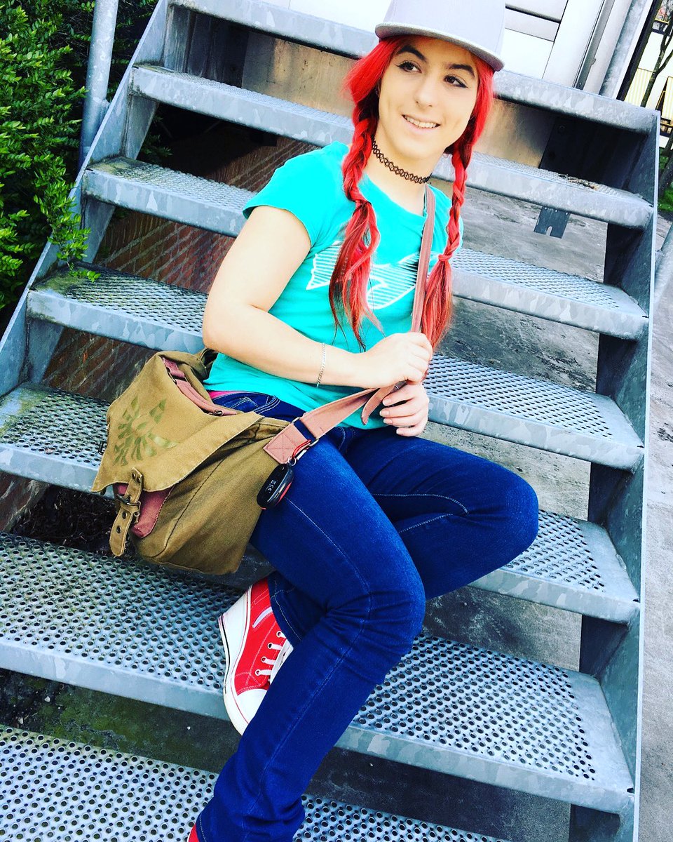 JennyStyle_Kiss's tweet photo. Huhu ✌️😜ich war gerade bissel was zum naschen einkaufen 🍭🍬🍫🍿🛍️ was sind deine Lieblingssüßigkeiten?
•
#einfachich #glücklich #freitag #vibe #power #Jennystyle #zöpfe #jeans #zelda #snapback https://t.co/BV7iiVoDCp