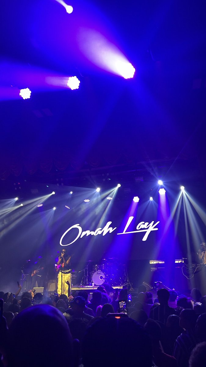 okgrlifusayso's tweet photo. @Omah_Lay thank you for coming to Boston!! 🔦 #flashlightgirl https://t.co/1ocCVSrRis