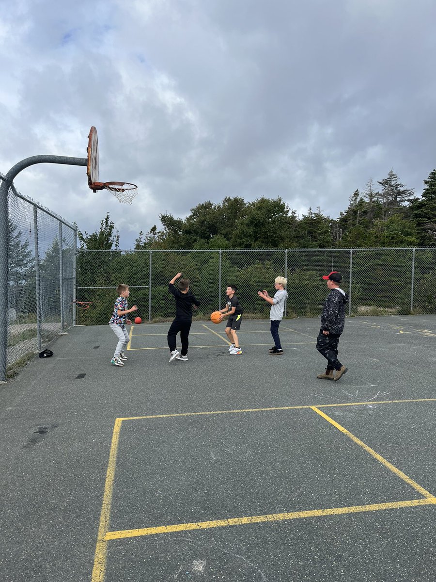 BCE4Wilson's tweet photo. This group of grade 4’s love their sports!
🏀🏒⚽️⚾️🏉 #rugby #basketball #hockey #soceer #baseball https://t.co/0OkZErUmsX