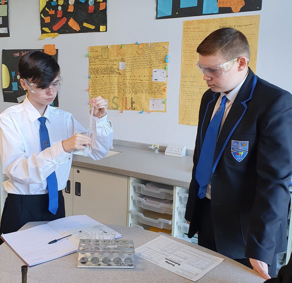 tgssciencehrs's tweet photo. Yr 11 Chemistry identifying metal and non-metal ions in 2 unknown solutions 👩‍🔬👨‍🔬⚗️🧪 #scienceapplication @Grange_School https://t.co/kydTRVtlsI