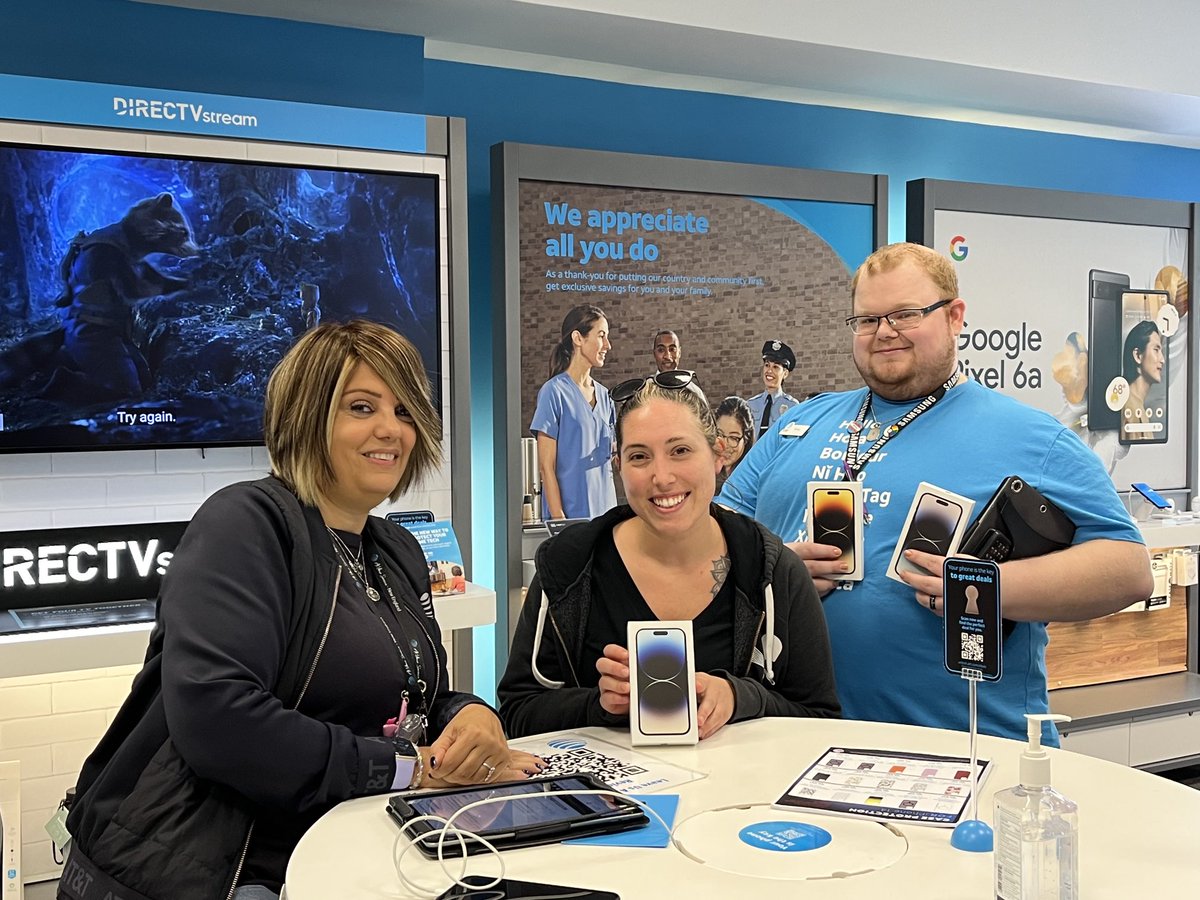 groooshka's tweet photo. First customer of the day! #iPhone14Pro #OurNE ⁦@TheRealOurNE⁩ ⁦@firas_smadi⁩ ⁦@ElizabethBally2⁩ @superman_2017
#TeamEmeraldSquare https://t.co/vPVVJ0huUD