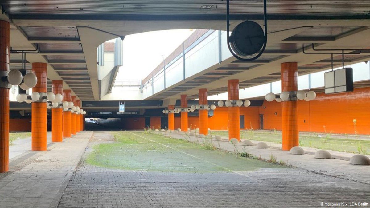 QBerlinQsts's tweet photo. Learning so much about #ICCBerlin from #ChristophRauhut of #Berlin s Heritage Protection Authority: 
(1/3) it was built to always be easy to reach - by car, by public transportation, even by air - considering #TXL airport had been opened just 5 yrs before.#qBerlin #QBerlin22 https://t.co/KglpsS3h38