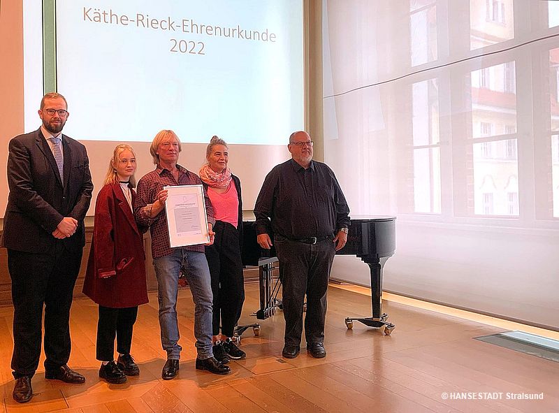 Tag des Offenen Denkmals: Bauherr und Planer Thorsten-Joachim Kind mit Käthe-Rieck-Ehrenurkunde ausgezeichnet: stralsund.de/shared/Nachric…