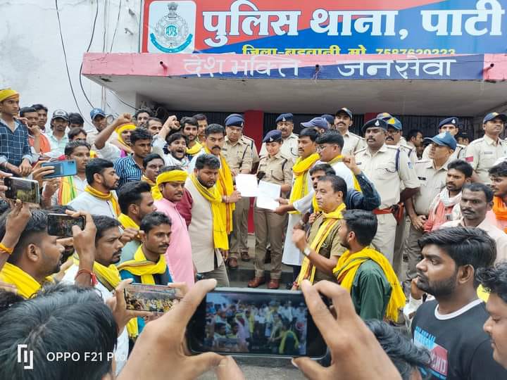 MunnaMore17's tweet photo. #JAYYS
#the_jays_EXPRESS 
आज बड़वानी के पाटी ब्लॉक में आदिवासी भाई को न्याय दिलाने पहुंचे सभी साथियों को क्रांतिकारी जोहार. https://t.co/7g24YQOZLc