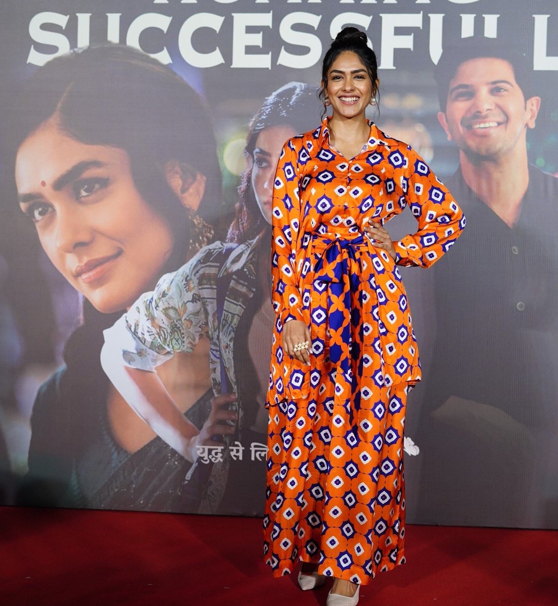 cinebrity's tweet photo. The Gorgeous @mrunal0801 at #SitaRamam success meet today 🧡

#MrunalThakur https://t.co/qXVdF70S1A