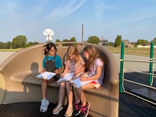 lps_visualart's tweet image. Art is Education Week. Observation is using both the what we see and overcoming what we THINK we see. These Kloefkorn Ss are practicing both seeing and thinking while enjoying the beautiful weather.