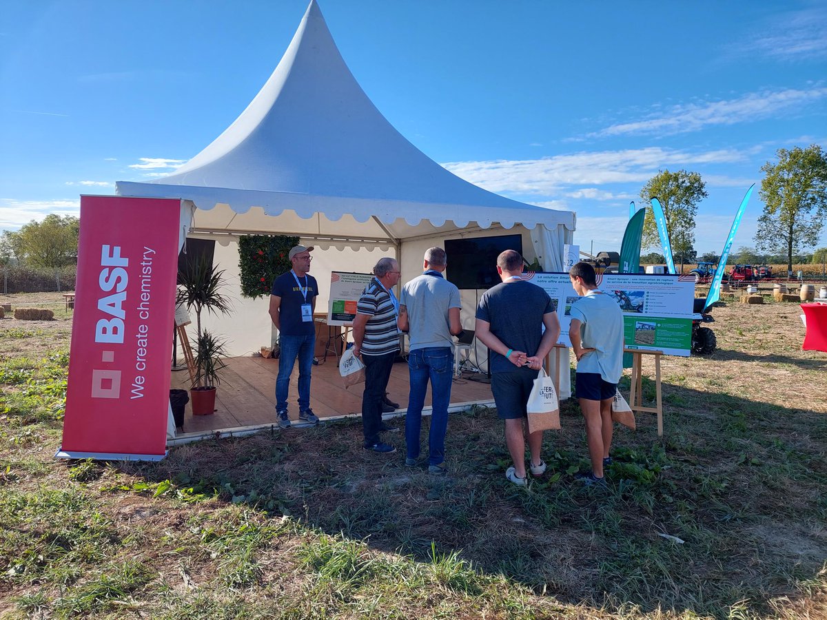BASF_Agro_FR's tweet photo. La #FermeDuFutur avec @Maisadour, c’est fini !
De nombreux échanges enrichissants autour de #SmartSprayingSolution, le système de pulvérisation intelligente qui réduit jusqu'à 70 % les volumes d'herbicides sur les cultures en végétation. https://t.co/DeaCZjNZMj