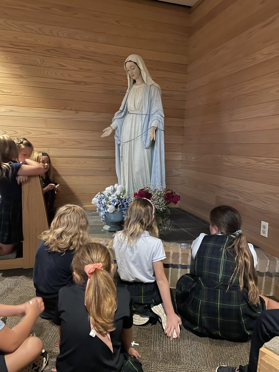 BenNovitsky's tweet photo. The St. Anthony Rosary Club meets every week in Church with the Blessed Mother. 🙏 https://t.co/gK4hFD3a9n | #DOGRCathEd | @dogrschools https://t.co/YxHYXAPXKC