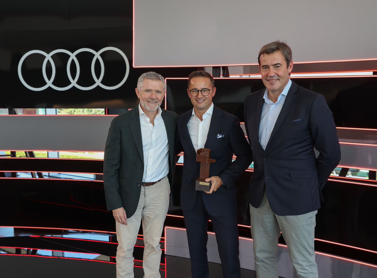 Audi_Prensa's tweet photo. Fermín Soneira recibe el premio de los jurados españoles del Car of the Year - https://t.co/Q8rIek6xFj https://t.co/R1YKjgtsGC