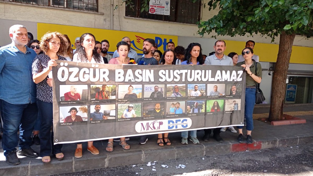📢16 gazetecinin dosyasındaki gizlilik kararı 3 aydır kaldırılmadı! #GazetecileriSerbestBırakın demeye de meslektaşlarımızla dayanışmaya da devam edeceğiz. 📍 Yenişehir PTT - Diyarbakır