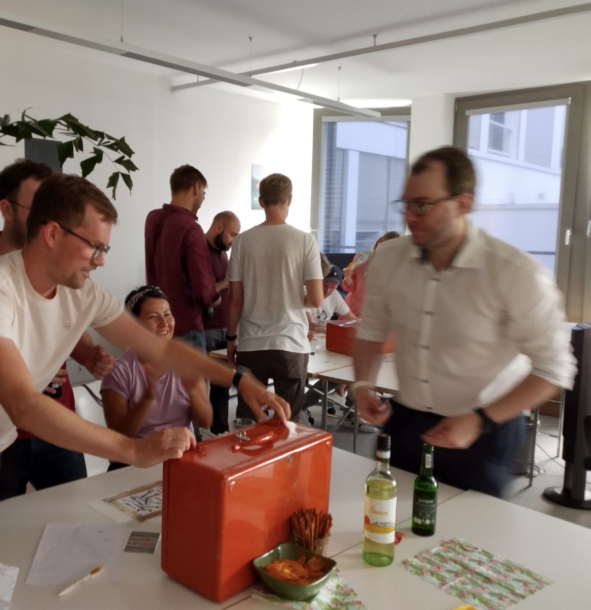 DatadriversGmbH's tweet photo. #Sommerfest 2022 - drei Wochen ist es schon wieder her. Erst gemeinsames Rätseln und Entschärfen, danach sehr leckere Tapas im #legoldenigel. Nichts geht doch über persönliche Begegnungen, gemeinsames Lachen, Anstoßen und Feiern! 🤩 https://t.co/UIx7gOPDYM
