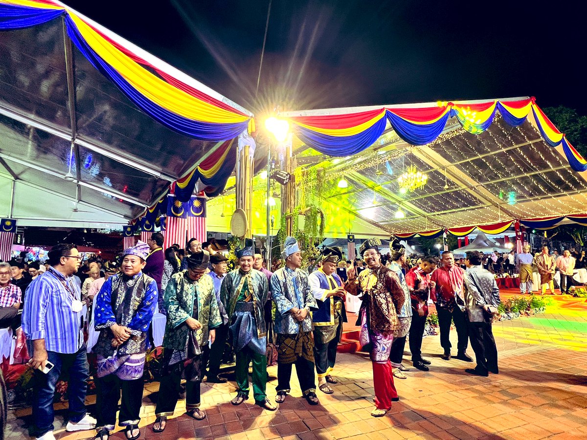 Meriah sungguh…Sambutan Hari Malaysia 2022 Peringkat Kebangsaan di Dataran Memorial Perisytihran Kemerdekaan, Melaka, malam ini. Ramai berpakaian tradisi yg menjadi simbol identiti etnik &amp; lambang masyarakat majmuk dalam #KeluargaMalaysia 

#KeluargaMalaysiaTeguhBersama