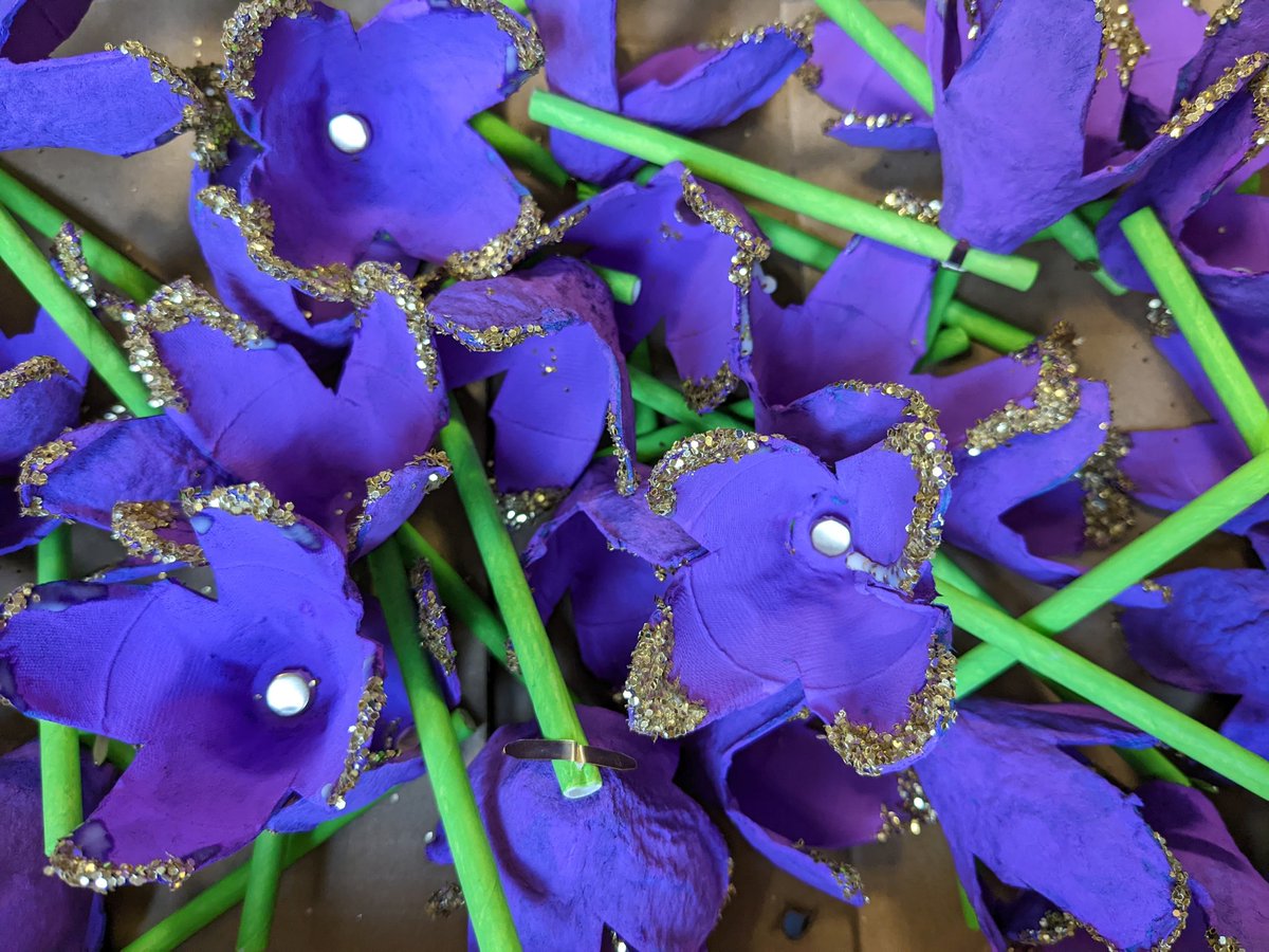 dragonfliesHTPS's tweet photo. Year 2 have made some lovely flowers in remembrance of Queen Elizabeth II. Please look out for our tribute in the windows at Debenhams over the weekend.  @meerkatsclass1 @WillowsCE @Escape_arts @RoyalFamily https://t.co/MZgcSCcdUy