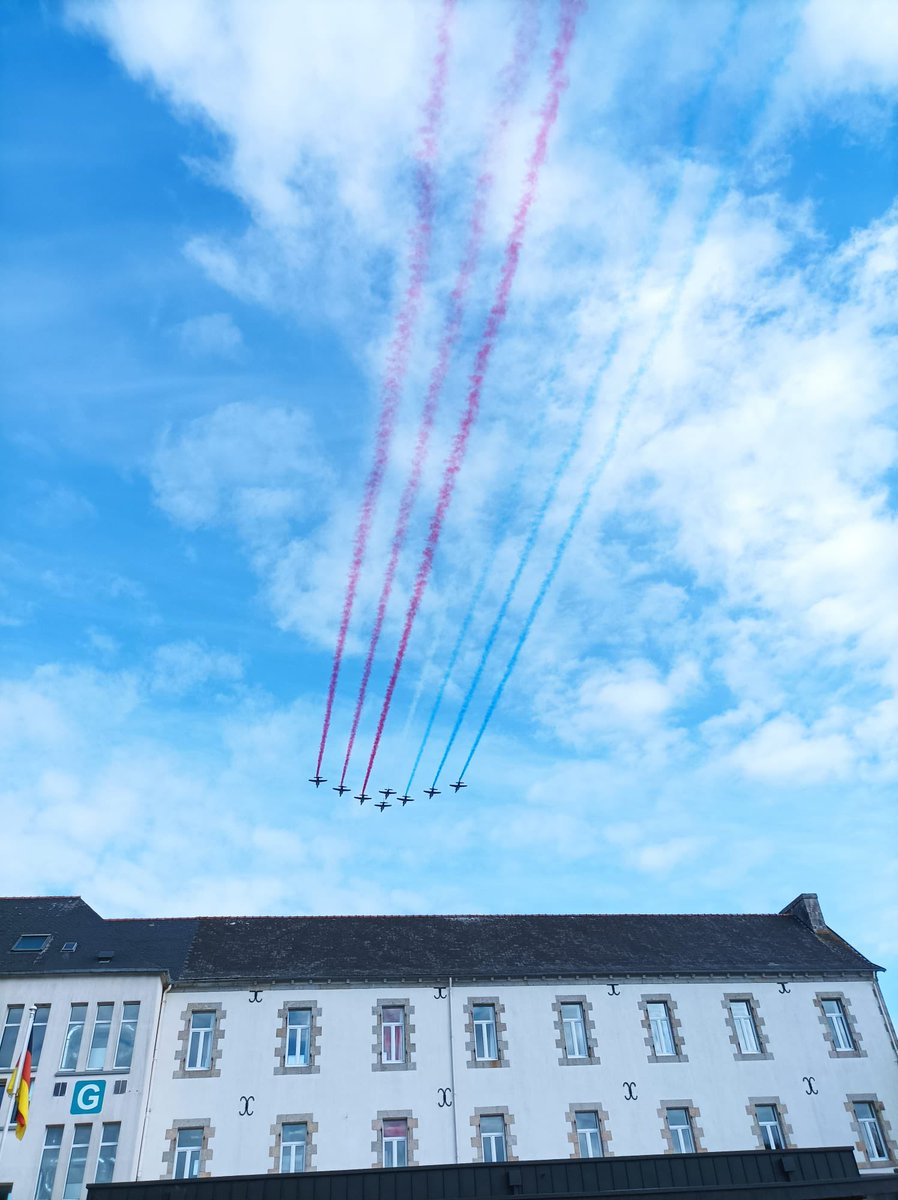 Quand la patrouille de France survole notre école 🇫🇷. #SFND #Lesneven <a href="/PAFofficiel/">Patrouille de France</a>
