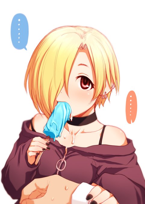 こっちを見つめながら、真夏に買ったアイスの残りを消化する小梅 