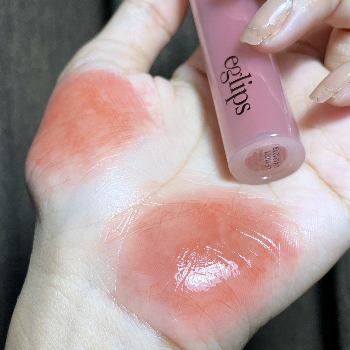 อย่ามองข้ามน้อง eglips melly glass tint สี 01 นะสาวว สีสวยมากก ส้มๆ สดใส ทาแล้วหน้าไบร์ทมากก เป็นโทนส้มที่สวยเลยย ฉ่ำสุดๆ glassy มากก ฉ่ำตะโกน ติดทนด้วย เริ่ดด