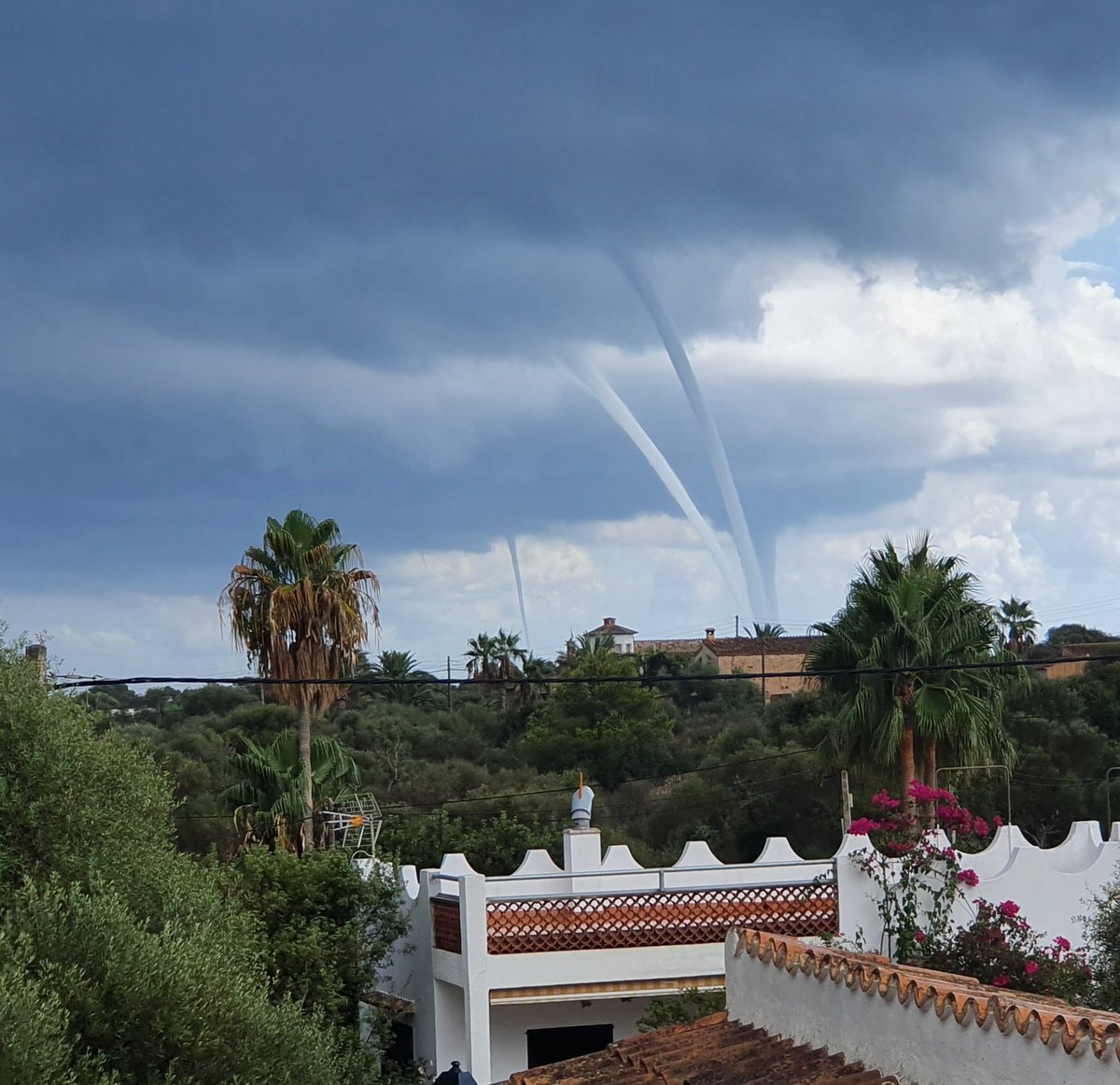 Hace un roto en #CalaLlombards. Impresionante!  <a href="/DuncanWingen/">Duncan Wingen</a> <a href="/TempsIB3/">El temps IB3</a> <a href="/AEMET_Baleares/">AEMET_Baleares</a> <a href="/AEMET_Esp/">AEMET</a>