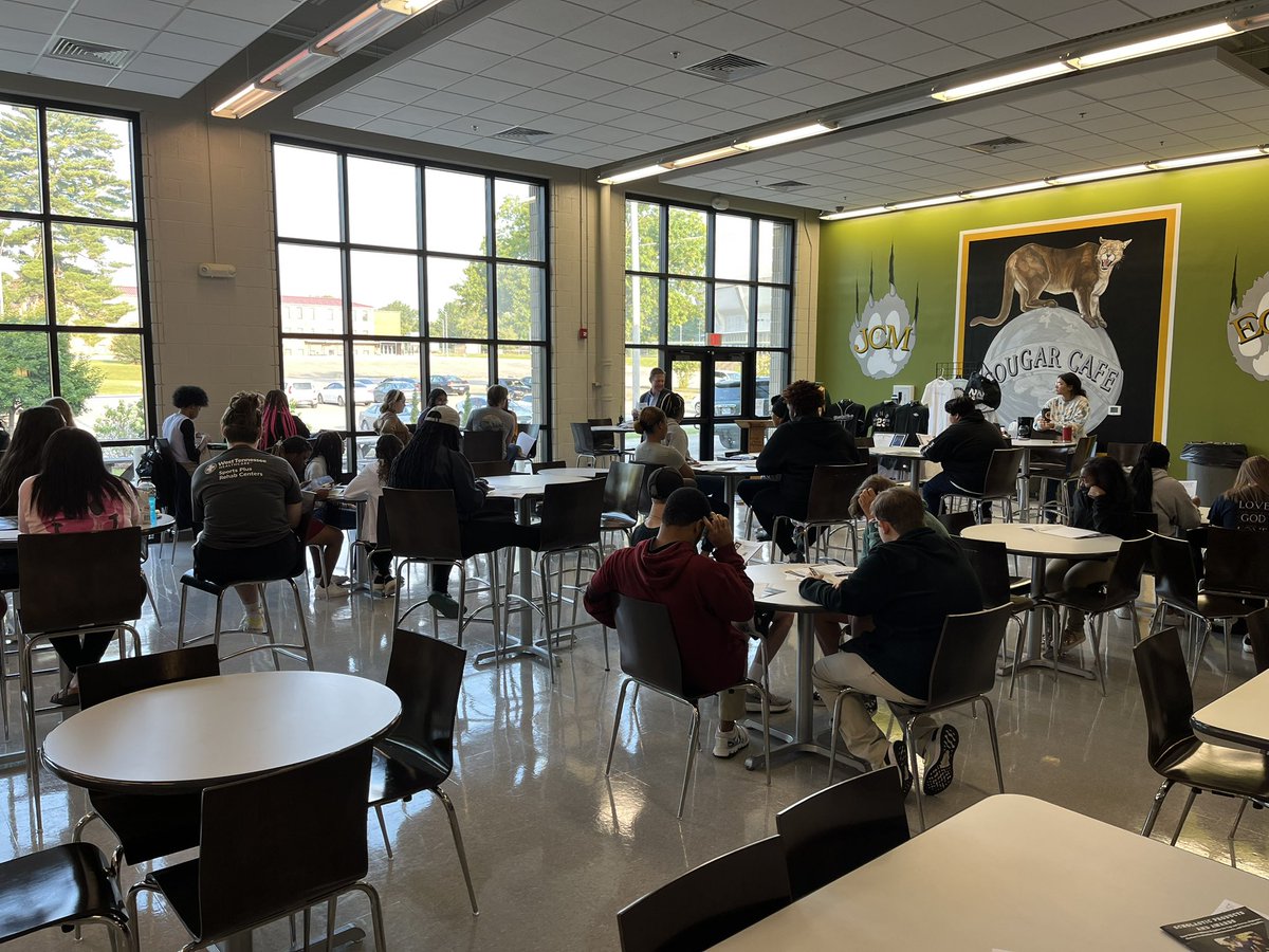 JCM_ECH's tweet photo. Seniors are meeting with Balfour this morning to order all their senior class items! #SeniorClass23 #ECHfamily #BestInTheWest https://t.co/NgEOPjQcj7
