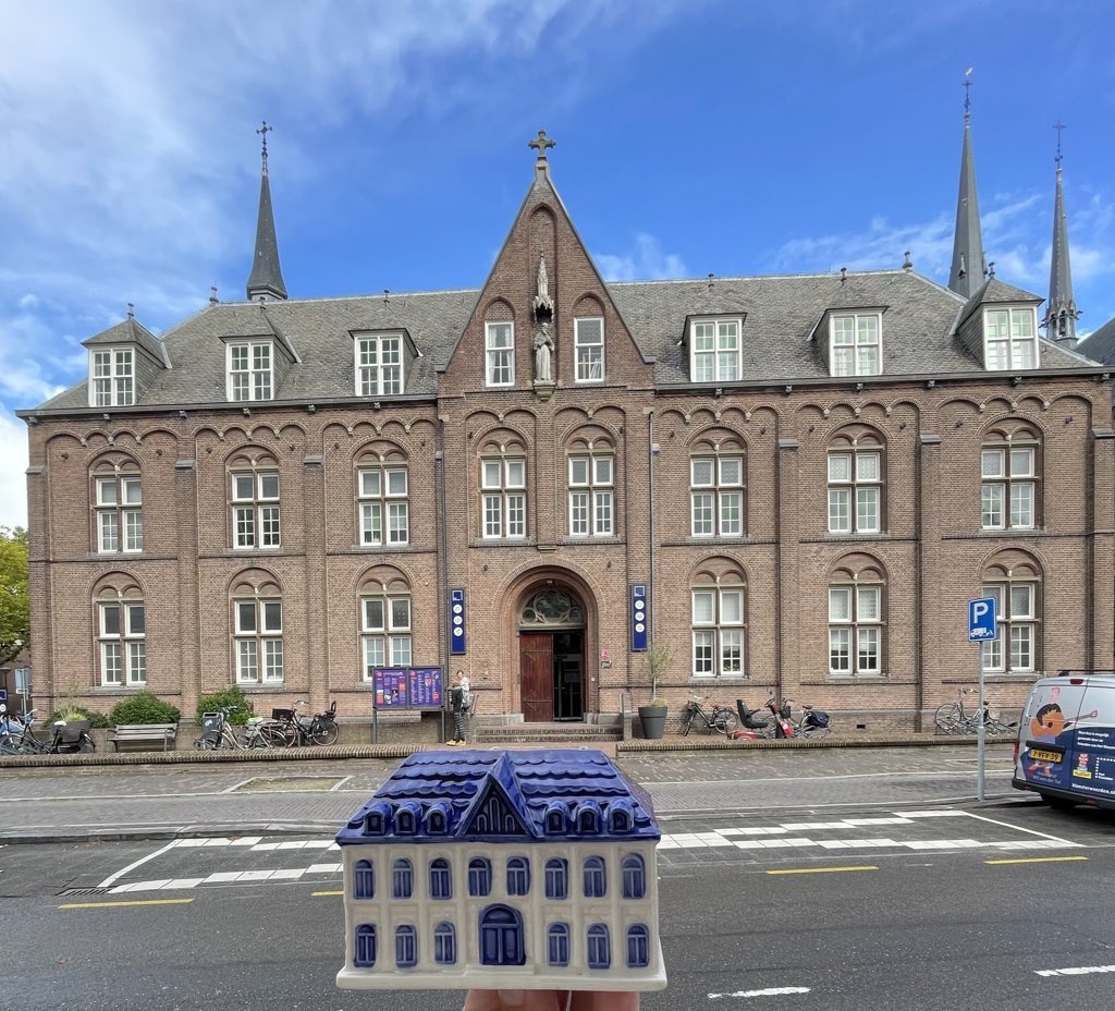 KloosterWoerden's tweet photo. Gisterenavond was de start van het nieuwe theaterseizoen 22-23 vol previews voor onze vrienden en relaties. We verrasten onze vips met een bijzonder cadeau! Een porseleinen miniatuur van Het Klooster #theater #kunstencentrum Binnenkort start de spaaractie van #stadshart #woerden https://t.co/PGk1laf7vc