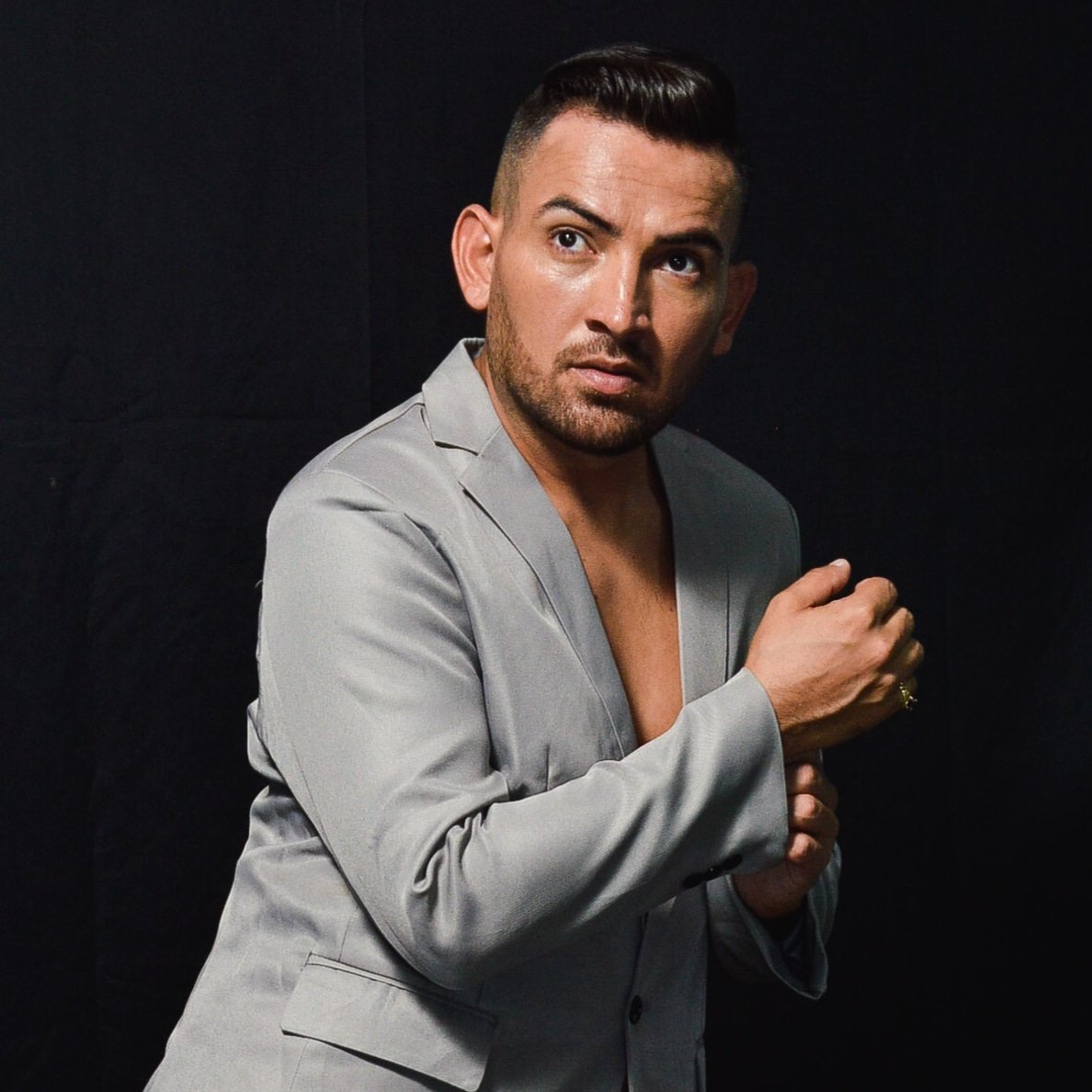 juandelvalleofc's tweet photo. "La elegancia no es un atuendo, es una Filosofía
George Brummel
📸 @samuelsimonfotografia
Style @roiberbarberstyle
Producción de Fotografía @avantgardeaam @almariostudio
.
.
.
#soyjuandelvalle #modelingcoach #modelcoach #modeling #model #viralpost https://t.co/1GJrmCHgEI