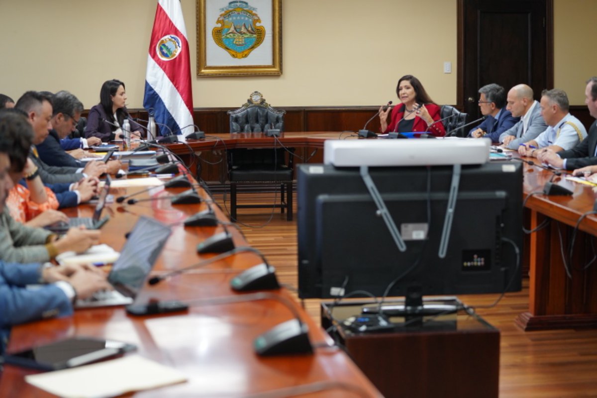 Nuestro equipo conversó con el gabinete del Presidente @RodrigoChavesR sobre la manera en que podemos apoyar los esfuerzos de Costa Rica para mejorar la seguridad, la economía y la educación en Limón. Juntos somos más. #JuntosPorLimón