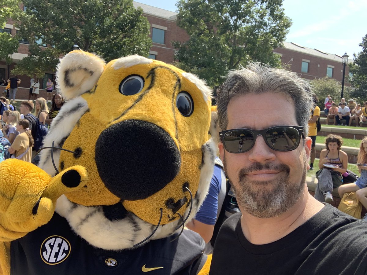 DanRobertsJr's tweet photo. What’s up, #Truman?! 
@Mizzou 

#FamilyWeekend #ParentWeekend #Columbia https://t.co/B2RpJ2vYyL