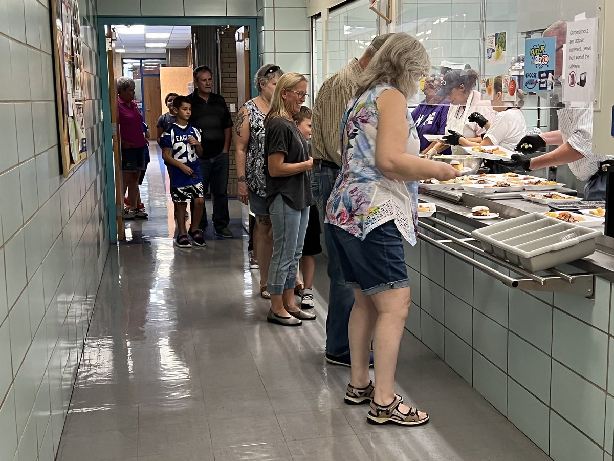 ReinhardtDerek's tweet photo. Greatly enjoyed feeding our grandparents today!  Thank you to all that came and spent time with us @USD303 https://t.co/3pO7fzqNsc