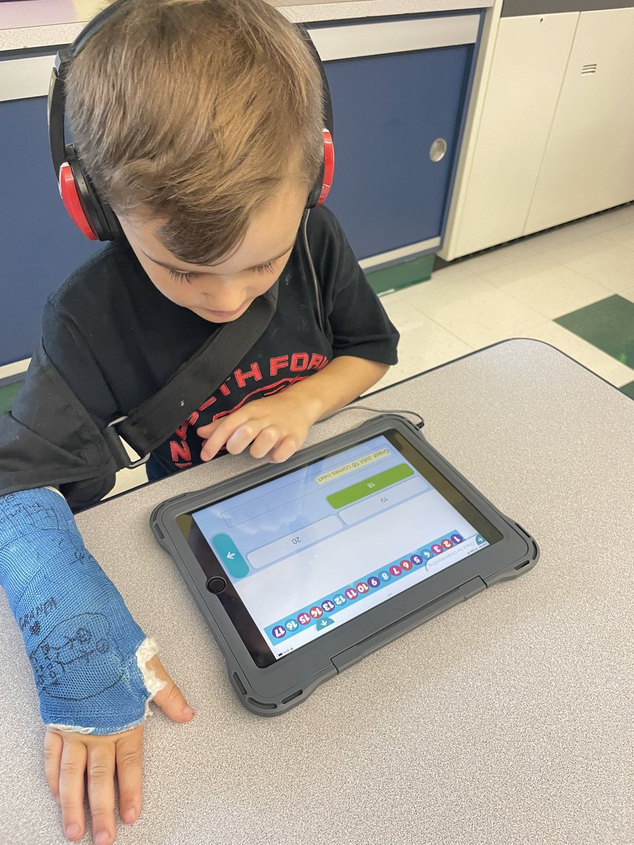 Mrs_Loucks's tweet photo. Working hard on @eSparkLearning to learn our letters and numbers and earn our high-fives! https://t.co/qFzkfKli76