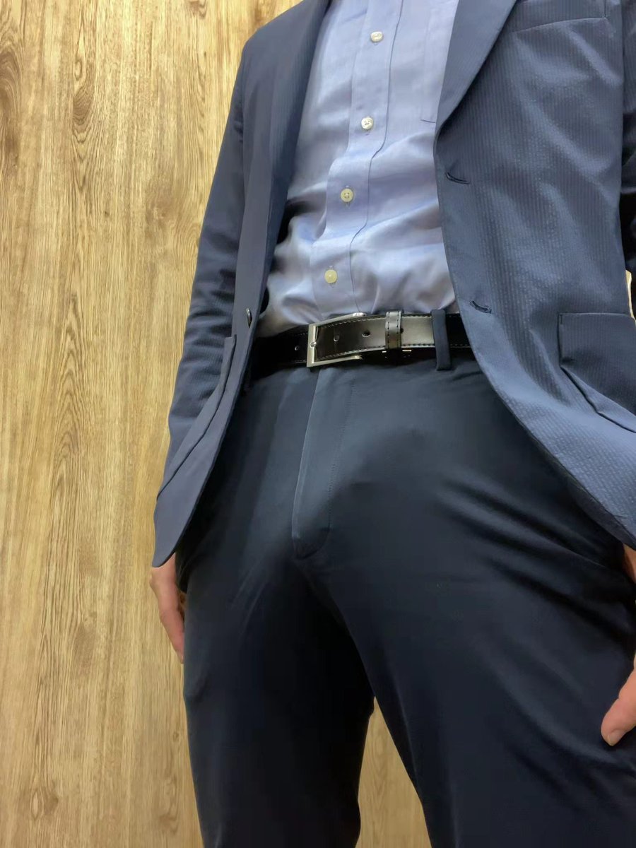 穿正装的日常及尴尬时刻。
#男s #正装 #激凸 #正装男 #大叔s