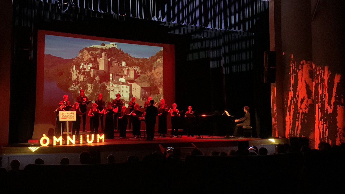 'No oïu quina remor més endolcida que fan les aigües tot passant? És la cançó tendra,amorosida. Cançó de l'Ebre triomfant!'

Un poema de Joan Cid i Mulet musicat per Josep Ollé i interpretat per <a href="/cortyrichae/">Cor Tyrichae</a> obri l'acte del 50è aniversari d'<a href="/OmniumEbre/">Òmnium Terres de l'Ebre</a> a #Tortosa