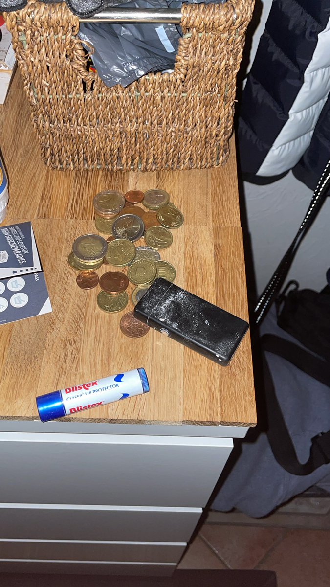 Da zieht man seine Winterjacke an , weil man Rachen geht , greift in die Taschen und findet dann 10 Euro Kleingeld und nh Feuerzeug