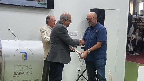 agriculturaEXT's tweet photo. El director general de Política Forestal, @PMBarco, entrega los diplomas a los mejores trofeos cazados en Extremadura en la temporada 2021-2022, en el marco de la Feria de la Caza, Pesca y Naturaleza Ibérica 2022. https://t.co/J6TL1dz73V