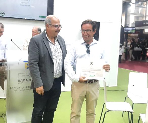 agriculturaEXT's tweet photo. El director general de Política Forestal, @PMBarco, entrega los diplomas a los mejores trofeos cazados en Extremadura en la temporada 2021-2022, en el marco de la Feria de la Caza, Pesca y Naturaleza Ibérica 2022. https://t.co/J6TL1dz73V