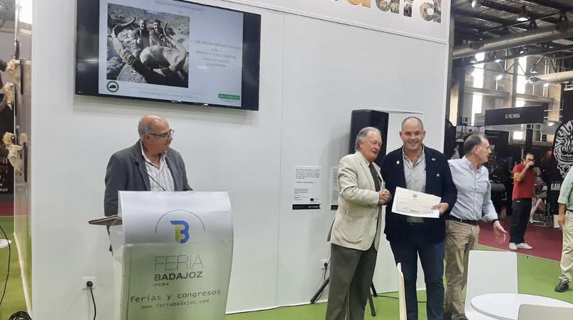 agriculturaEXT's tweet photo. El director general de Política Forestal, @PMBarco, entrega los diplomas a los mejores trofeos cazados en Extremadura en la temporada 2021-2022, en el marco de la Feria de la Caza, Pesca y Naturaleza Ibérica 2022. https://t.co/J6TL1dz73V