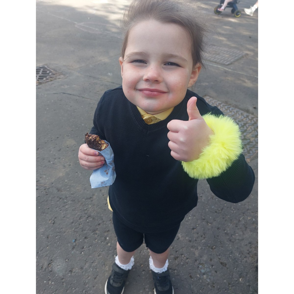 MeganTotten4's tweet photo. @DunipaceNursery 

A enjoying her treat she made at nursery today , even shared it with her sister 🥰 https://t.co/h51vnswOVp