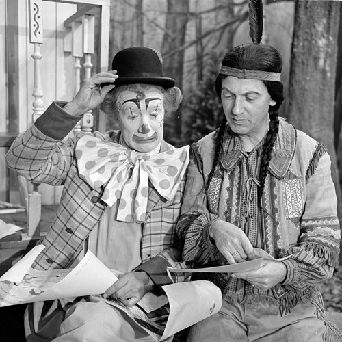boudewijnsteur's tweet photo. Op deze dag in 1958 werd de eerste aflevering van Pipo de Clown uitgezonden. De serie stopte in 1980. In totaal werden er 577 afleveringen van gemaakt. Pipo trekt samen met zijn gezin in hun woonwagen langs allerlei plekken in de wereld en beleven daar hun avonturen. https://t.co/JvAhm5HVcU