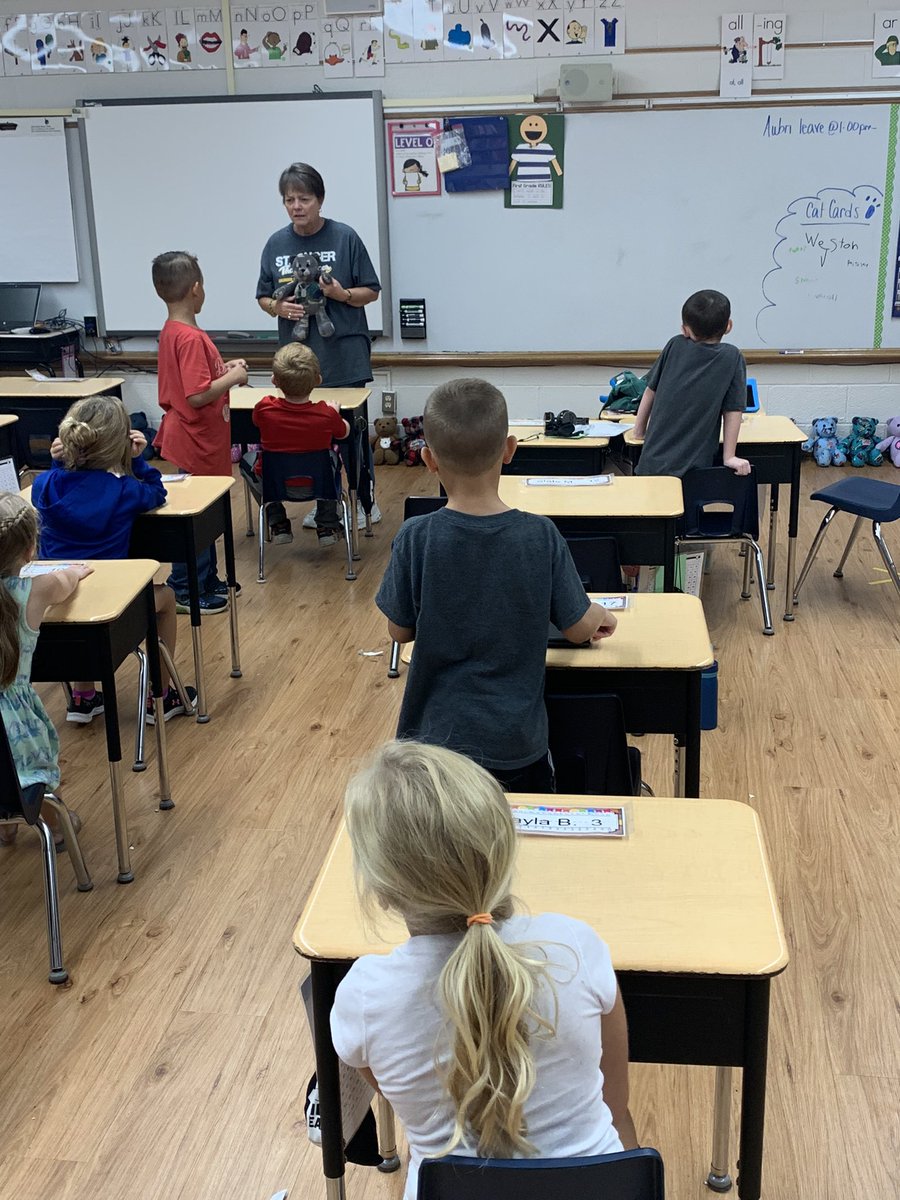 humboldt_elem's tweet photo. Our 1st graders received stuffed bears today for a reading buddy! Thanks to Deb for hand sewing approximately 100 teddy bears for our students - each bear took about 3 hours to make!! https://t.co/XI2AV0dmTc