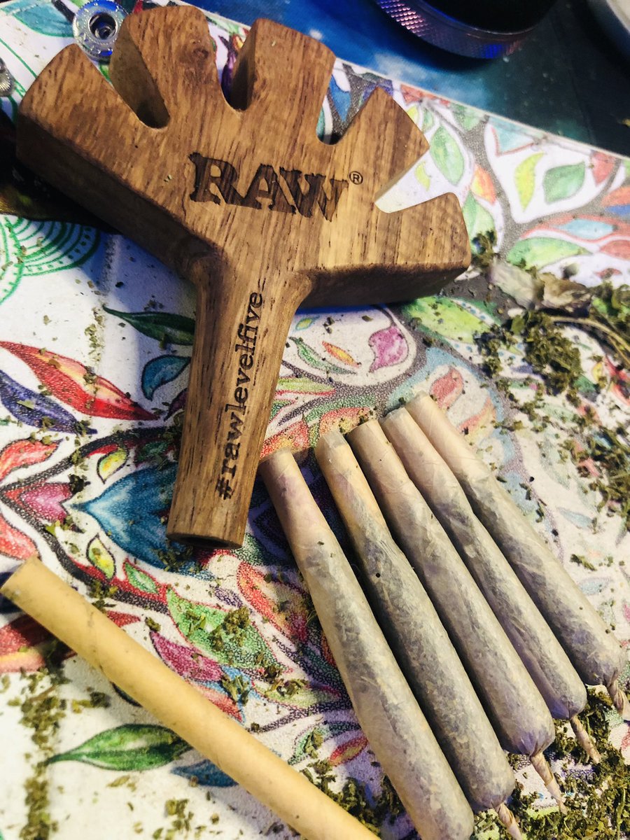 GamesWithSnakes's tweet photo. https://t.co/AivgvnoPOW STILL LIVE, about to smoke 5 #rawlevelfive https://t.co/SSugODULnb