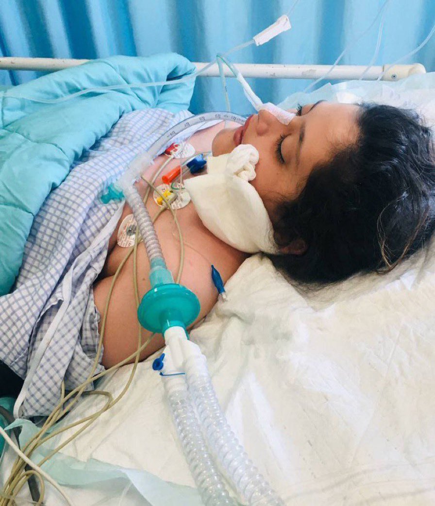 Dette er Mahsa Amini i Iran. Hun ble 22 år, havnet i koma og døde i dag. Hvorfor? Hun ble tatt av moralpolitiet i Teherans gater fordi Ayatollah-regimet skal bestemme hvordan kvinner skal kle se. Jeg blir uvel og forbanna. Håper det iranske folk en dag blir frigjort.