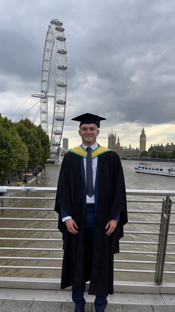 Huge congratulations to our superb midfielder <a href="/CharlieTurner30/">Charlie Turner</a> for graduating yesterday with a First Class Honours Law Degree 👏👏👏
#notjustaballer 
<a href="/TurnerpaulUK1/">Paul Turner</a> <a href="/JudeT50/">Jude Turner</a>
🔴🔵#UpTheLinnets