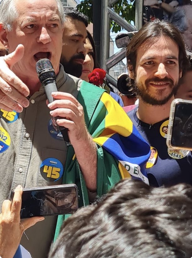 Vidaaaaal's tweet photo. O Cirista diz que não vota em Lula por causa de Alckmin enquanto Ciro tá na Paraíba, com o 45 do PSDB no peito, pedindo voto pra oligarquia dos Cunha Lima, que destruiu a Paraíba. https://t.co/jPy2SIZnM3