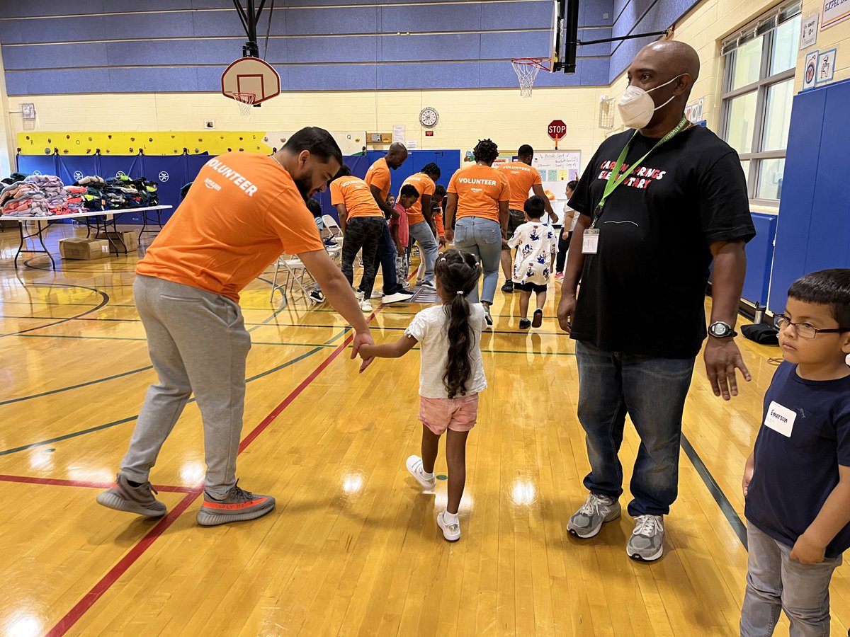 apscspr's tweet photo. Our phenomenal partners from @OperationWarm joined with @Amazonnews to support the distribution of over 200 pairs of new shoes and coats to our students. Thank you for your generosity! #EngageAPS #EveryAPSStudent #APSFACE #APSVolunteersareBack https://t.co/b3u3ADOuuK