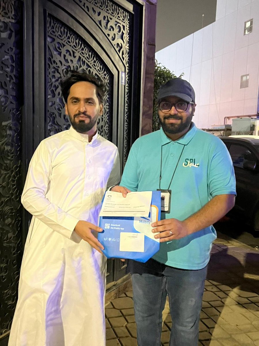 Mobily's tweet photo. نبارك لأول عميل استلام جهازه الجديد 📱

 ⁦#iPhone14⁩

وتقدر تطلبه الآن من متجرنا أو عبر زيارة فروعنا 👌🏼 https://t.co/EfvJKCVikM