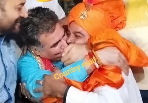 ManhasSatveer's tweet photo. Raina Sahab #Shutti ka Jashan manatey manatey aapne toh saari hadhein hi toud di itni khushi #Imran_Hashmi ka bhi record toud diya aapne.@Akhildevsingh9 @TopologyInVeins @rebelliousdogra @Pakodewalaa @Akhildevsingh9 @Scammer25lakhs @idesignwords @youth_jammu @IYCJammuKashmir. https://t.co/Cy2wIJEsMi